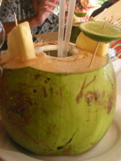 Una foto de Cóctel coco loco con ron blanco