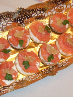 Una foto de Canapés de salmón y queso con lima