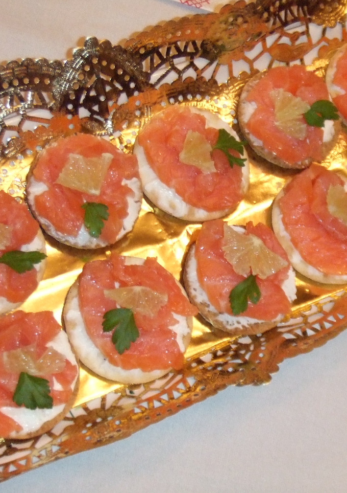 Una foto de Canapés de salmón y queso con lima