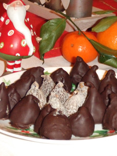 Una foto de Bombones de higo rellenos con chocolate negro