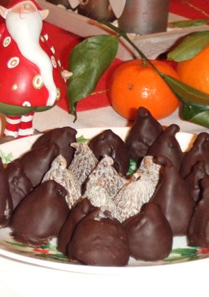 Una foto de Bombones de higo rellenos con chocolate negro