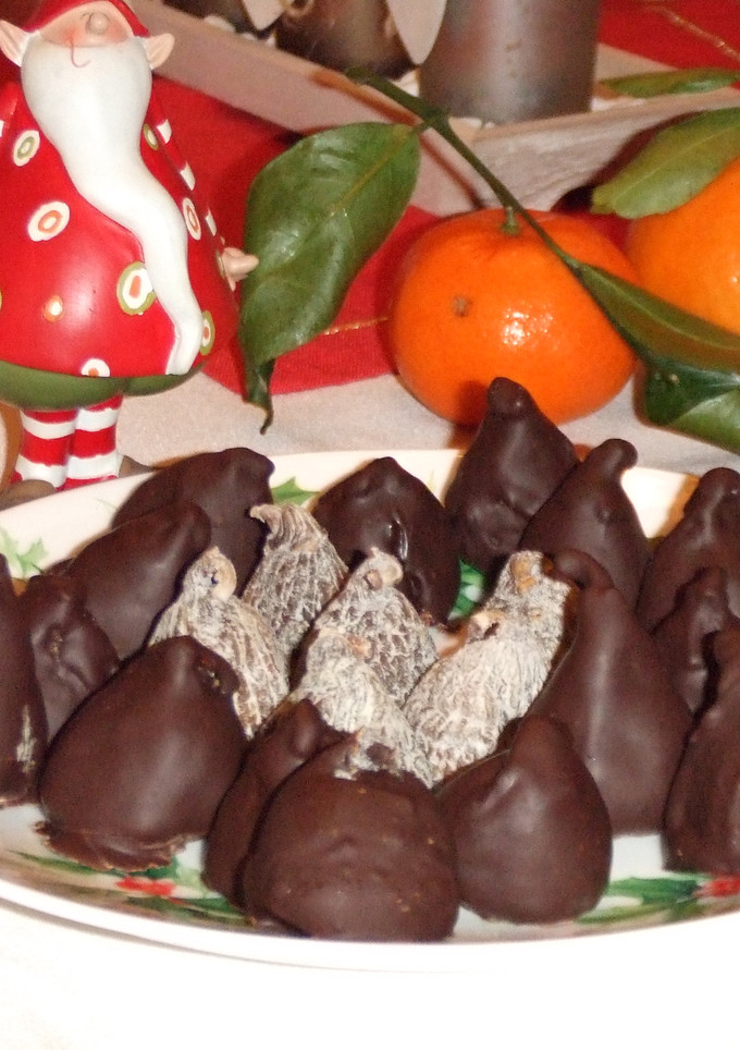 Una foto de Bombones de higo rellenos con chocolate negro