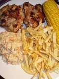 Pollo frito con puré de papas, ensalada de col y mazorcas de maíz