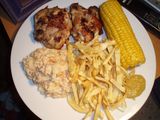 Pollo frito con puré de papas, ensalada de col y mazorcas de maíz