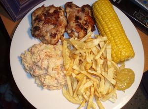 Foto principal de Pollo frito con puré de papas, ensalada de col y mazorcas de maíz