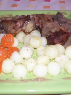 Una foto de Lomo con hongos y verduras salteadas 