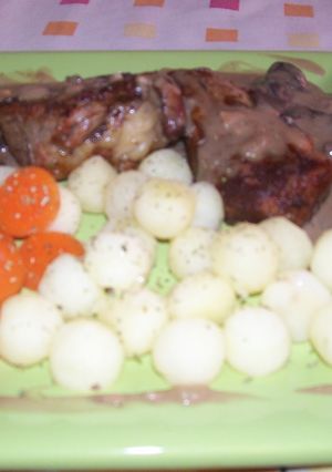 Una foto de Lomo con hongos y verduras salteadas 
