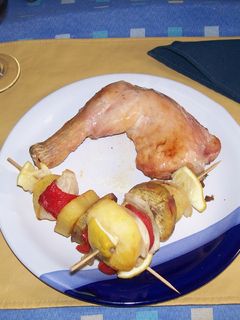 Una foto de Pollo al horno con brochetas de verduras asadas