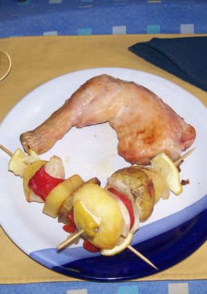 Una foto de Pollo al horno con brochetas de verduras asadas