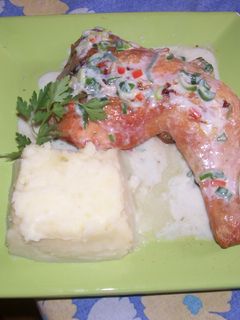 Una foto de Pollo al horno con salsa de verdeo y puré de papas