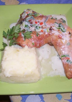 Una foto de Pollo al horno con salsa de verdeo y puré de papas