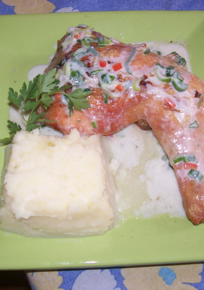 Una foto de Pollo al horno con salsa de verdeo y puré de papas
