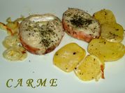 Una foto de rosada al horno con patatas