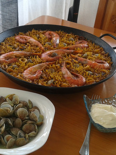 Una foto de Fideua de marisco