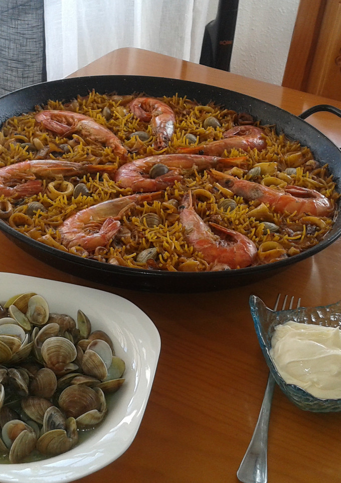 Una foto de Fideua de marisco