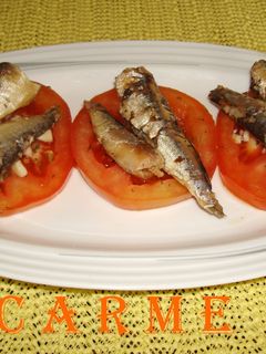 Una foto de Rodajitas de tomate con sardinilla para aperitivos