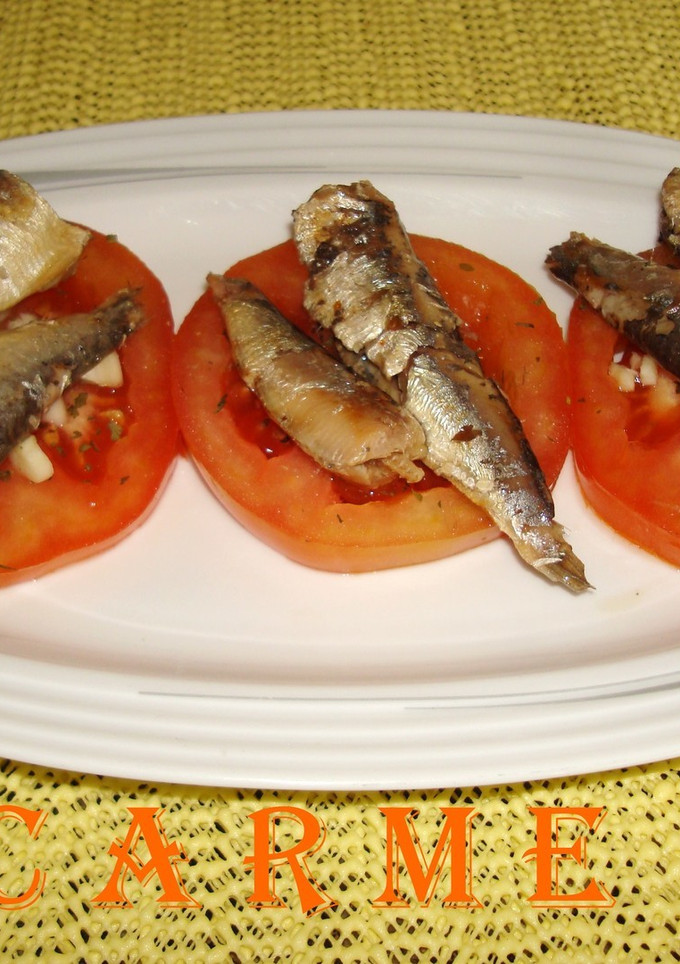 Una foto de Rodajitas de tomate con sardinilla para aperitivos