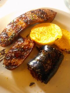 Una foto de Asado a la parrilla de :Embutidos con papas españolas