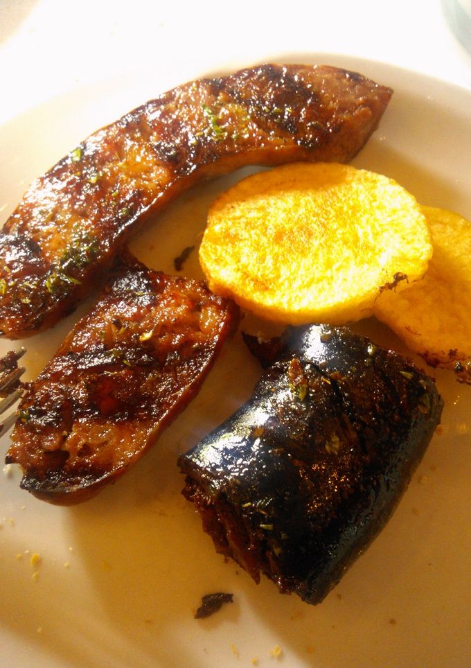 Una foto de Asado a la parrilla de :Embutidos con papas españolas