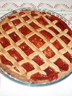 Una foto de Tarta de almendras y mermelada de fresa