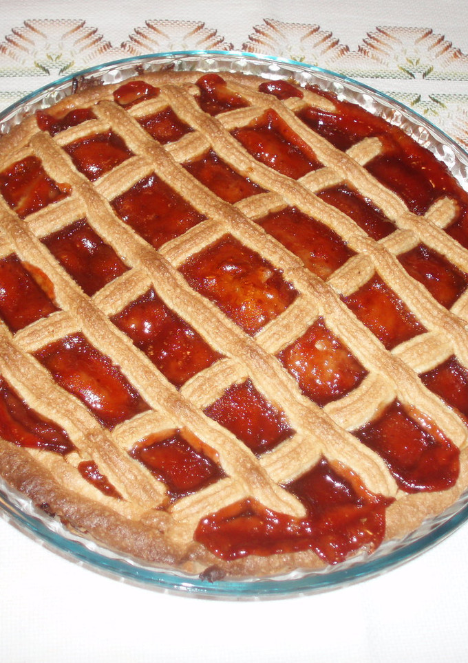 Una foto de Tarta de almendras y mermelada de fresa