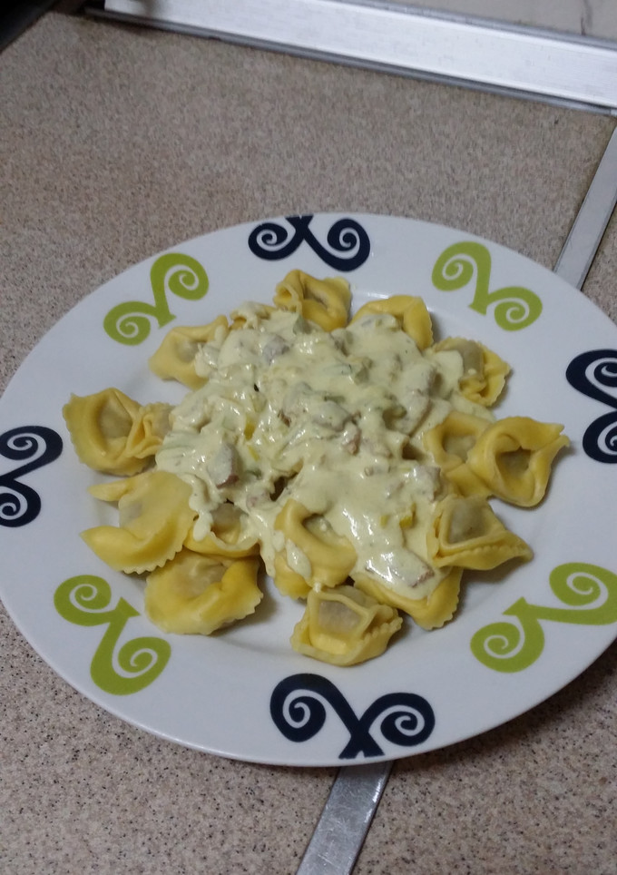 Una foto de Tortellini con nata 