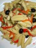 Ensalada mediterránea con pasta tricolor