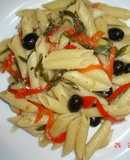 Ensalada mediterránea con pasta tricolor
