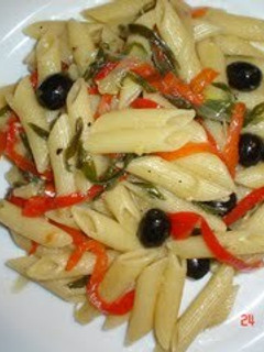 Una foto de Ensalada mediterránea con pasta tricolor