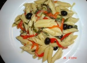 Una foto de Ensalada mediterránea con pasta tricolor