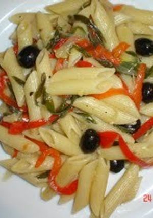 Una foto de Ensalada mediterránea con pasta tricolor