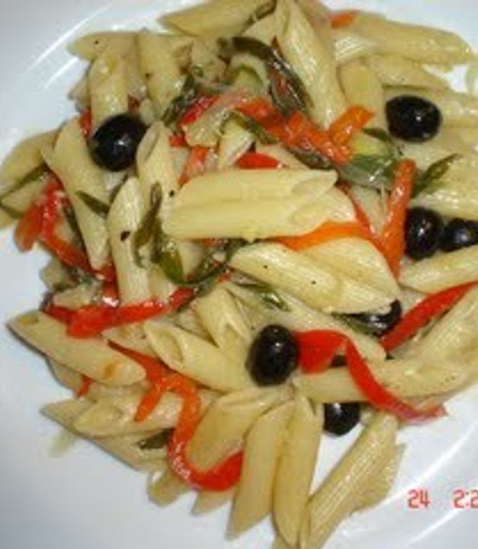 Una foto de Ensalada mediterránea con pasta tricolor
