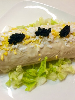 Una foto de Brazo de salmón ahumado y huevo