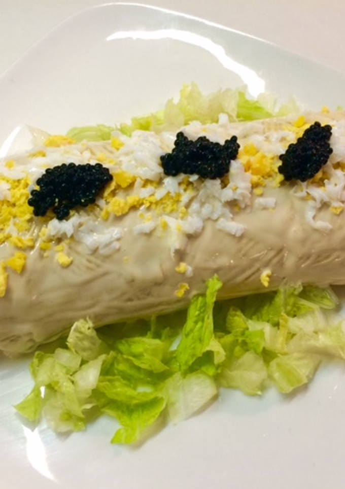 Una foto de Brazo de salmón ahumado y huevo