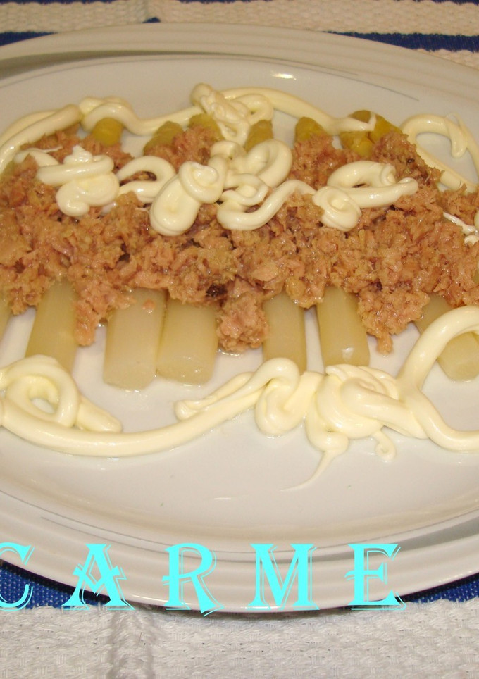 Una foto de Ensalada de espárragos, con atún y salsa mahonesa