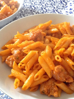 Una foto de Macarrones con salchicha y tomate