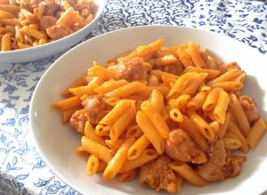 Foto principal de Macarrones con salchicha y tomate