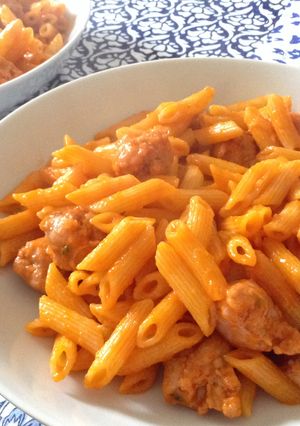 Una foto de Macarrones con salchicha y tomate
