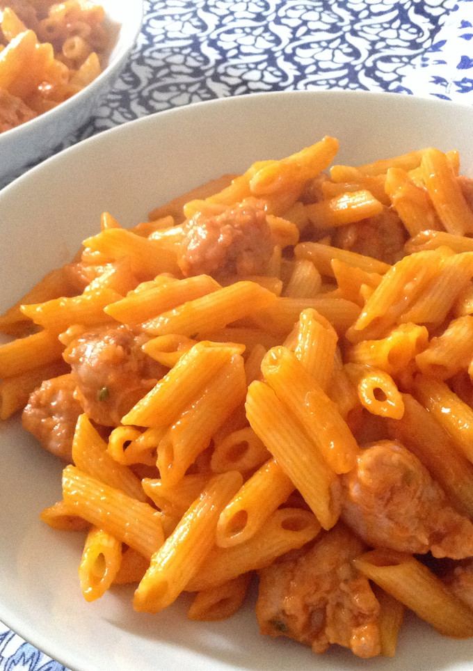 Una foto de Macarrones con salchicha y tomate