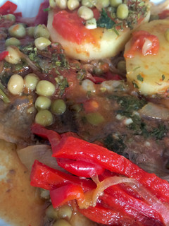 Una foto de Bifes a la criolla con papas y arvejas