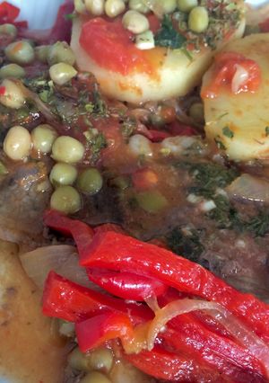 Una foto de Bifes a la criolla con papas y arvejas