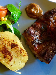 Una foto de Costillar de cerdo con salsa de manzana