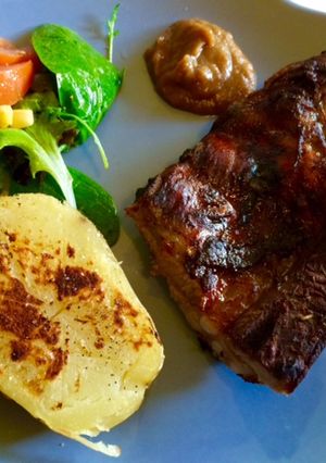 Una foto de Costillar de cerdo con salsa de manzana