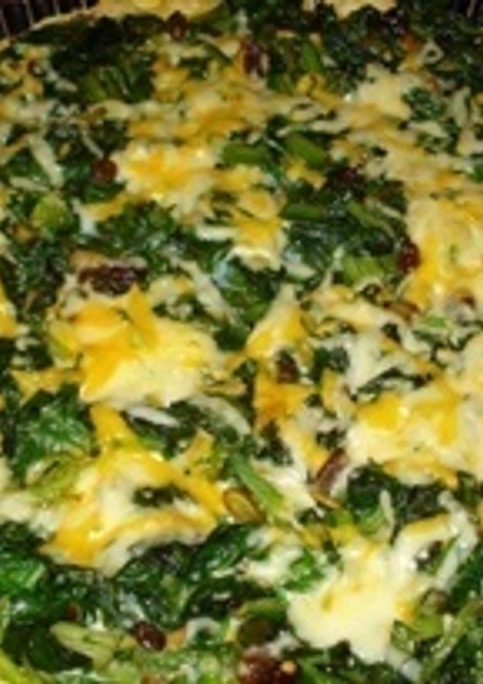 Una foto de Quiche de Espinacas, pasas y piñones