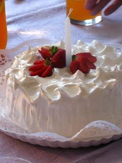 Una foto de Torta de chocolate con relleno de frutillas 