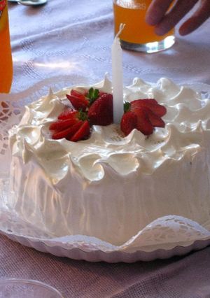 Una foto de Torta de chocolate con relleno de frutillas
