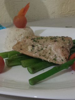 Una foto de Salmón al horno con salsa de cítricos
