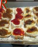 Canapés variados de queso de cabra
