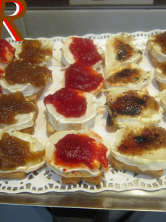 Una foto de Canapés variados de queso de cabra