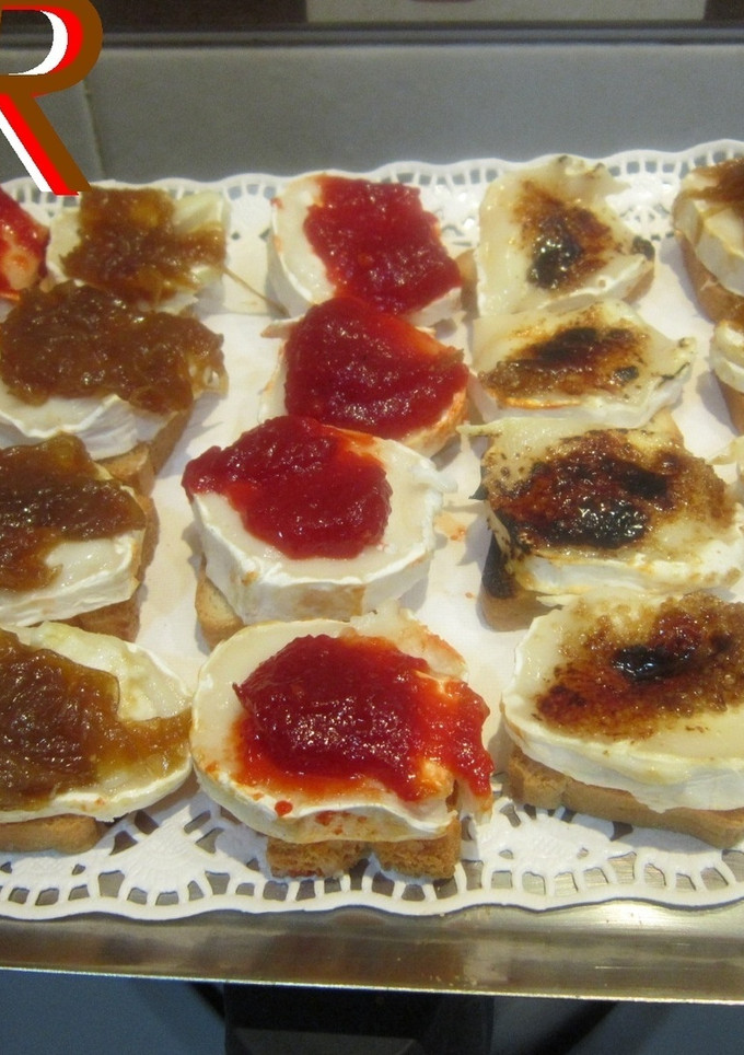 Una foto de Canapés variados de queso de cabra